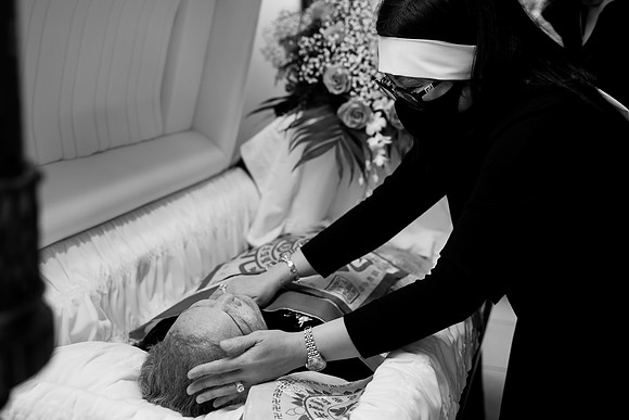 Hien's Mom Funeral-B&W (83)