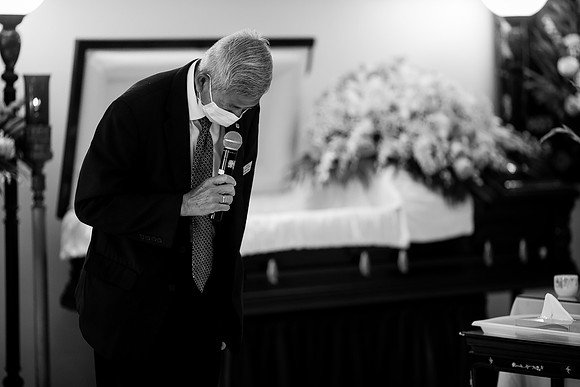 Hien's Mom Funeral-B&W (400)