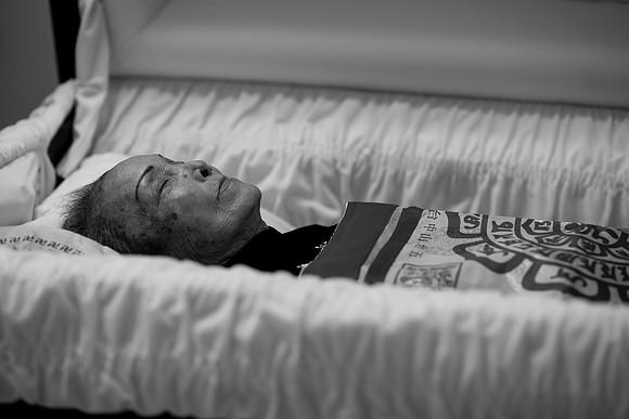 Hien's Mom Funeral-B&W (68)