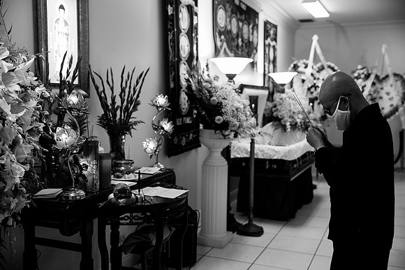 Hien's Mom Funeral-B&W (147)