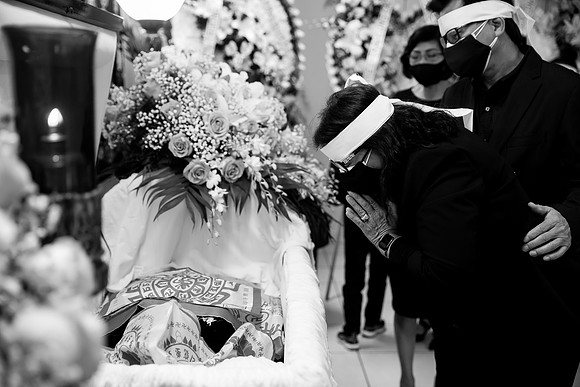 Hien's Mom Funeral-B&W (96)