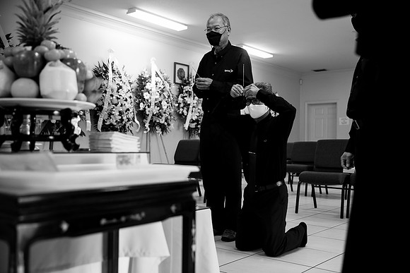 Hien's Mom Funeral-B&W (149)