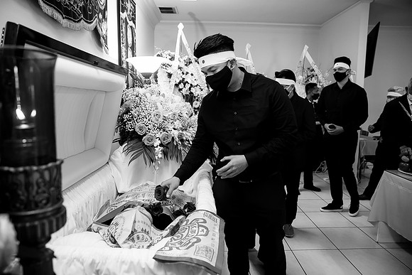 Hien's Mom Funeral-B&W (415)