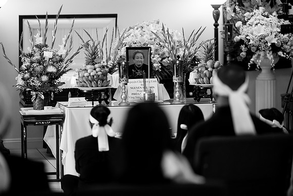 Hien's Mom Funeral-B&W (202)