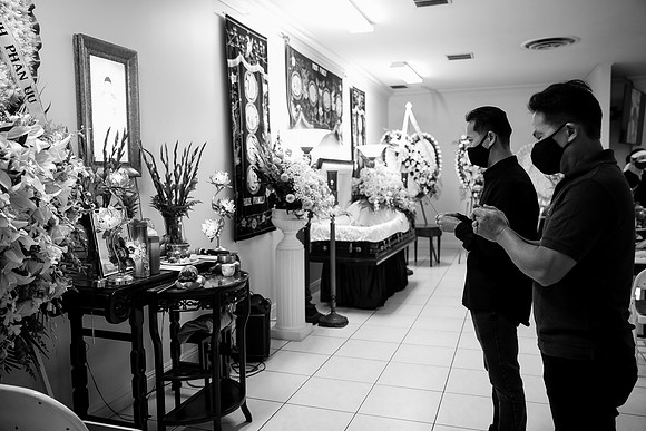 Hien's Mom Funeral-B&W (265)