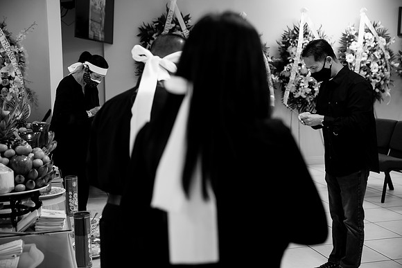 Hien's Mom Funeral-B&W (267)