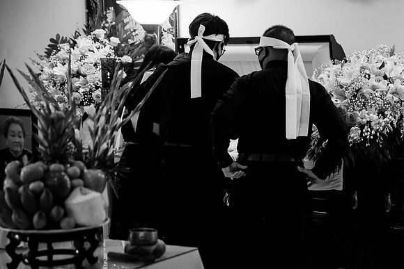 Hien's Mom Funeral-B&W (76)