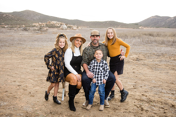 mountain-view-family-photo-by-orange-county-temecula-photographer-(1)