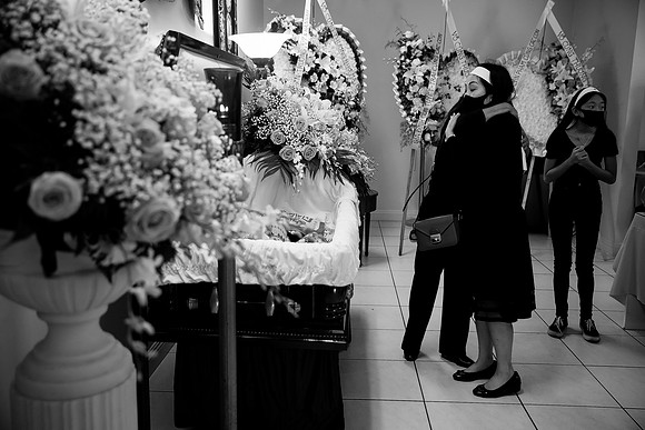 Hien's Mom Funeral-B&W (232)