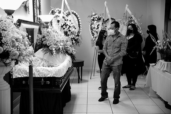 Hien's Mom Funeral-B&W (311)