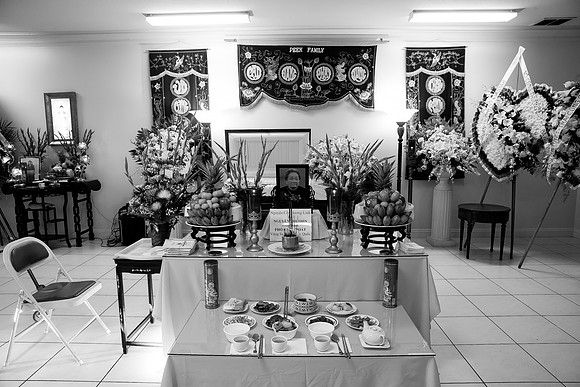 Hien's Mom Funeral-B&W (260)