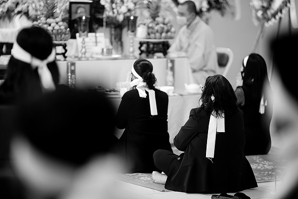 Hien's Mom Funeral-B&W (365)