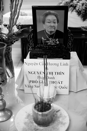 Hien's Mom Funeral-B&W (288)