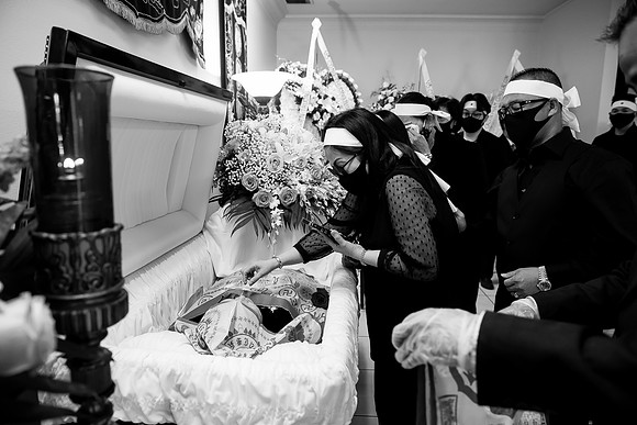 Hien's Mom Funeral-B&W (405)