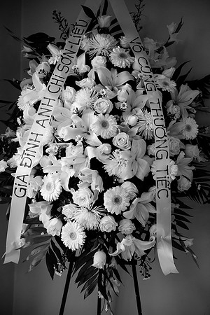 Hien's Mom Funeral-B&W (111)
