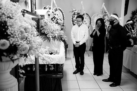 Hien's Mom Funeral-B&W (228)