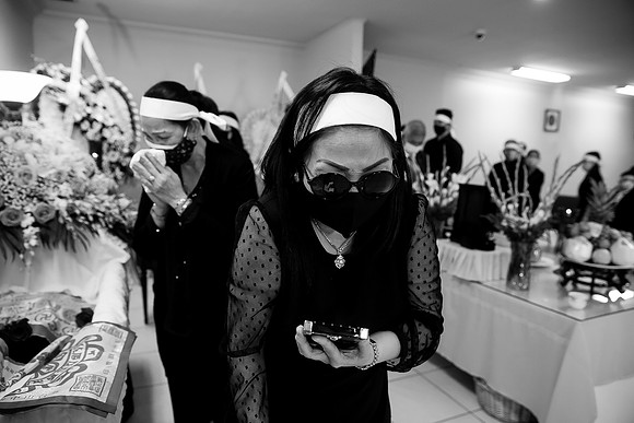 Hien's Mom Funeral-B&W (410)