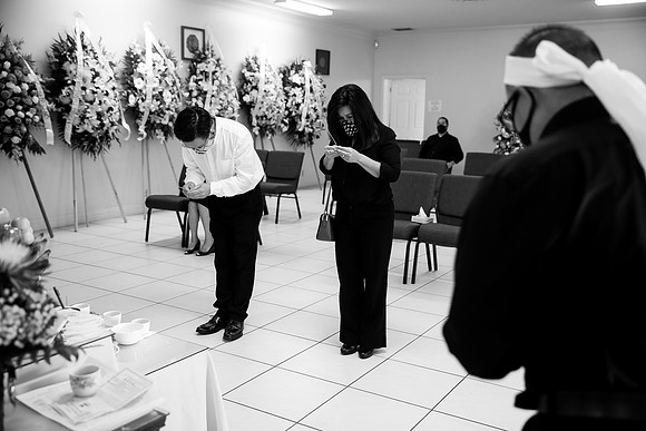 Hien's Mom Funeral-B&W (226)