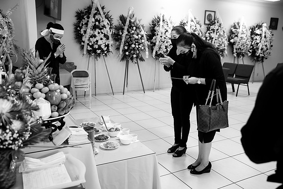 Hien's Mom Funeral-B&W (237)