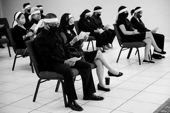 Hien's Mom Funeral-B&W (337)