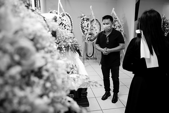 Hien's Mom Funeral-B&W (276)