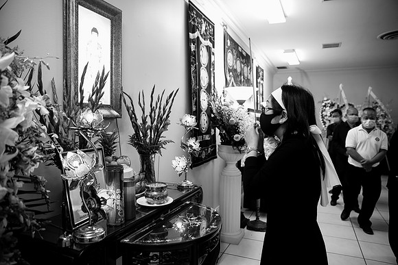 Hien's Mom Funeral-B&W (318)