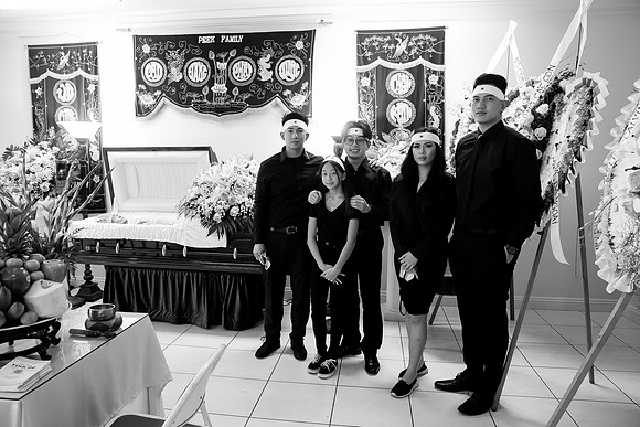 Hien's Mom Funeral-B&W (173)