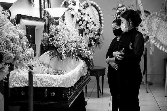 Hien's Mom Funeral-B&W (319)
