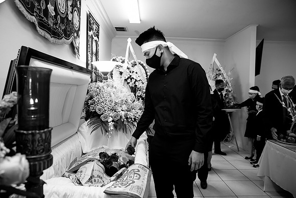 Hien's Mom Funeral-B&W (419)