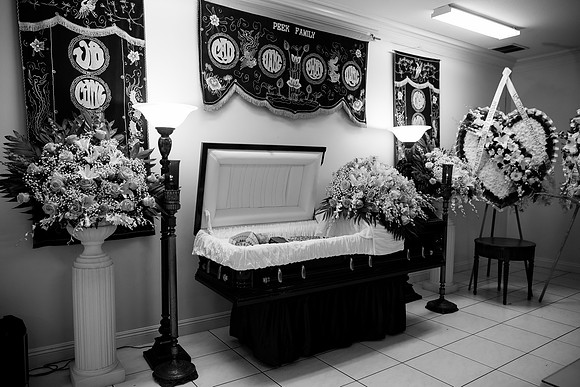 Hien's Mom Funeral-B&W (133)