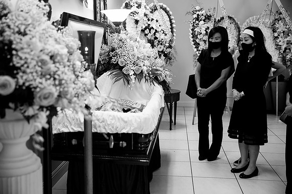 Hien's Mom Funeral-B&W (235)