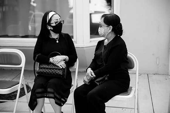 Hien's Mom Funeral-B&W (165)