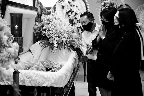 Hien's Mom Funeral-B&W (251)
