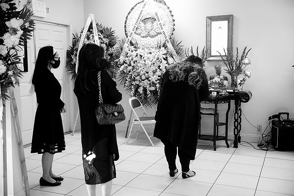 Hien's Mom Funeral-B&W (247)
