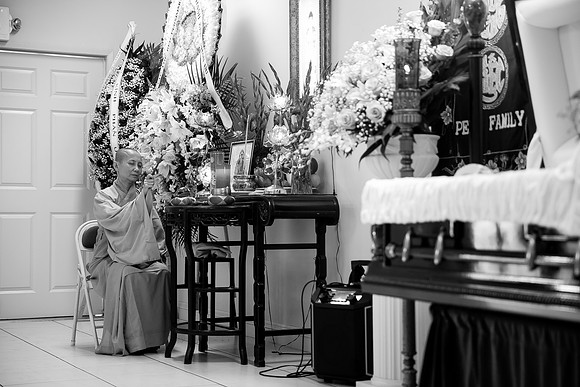 Hien's Mom Funeral-B&W (216)