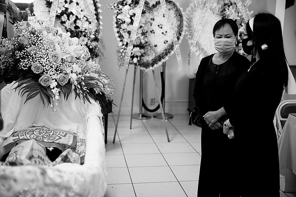 Hien's Mom Funeral-B&W (163)