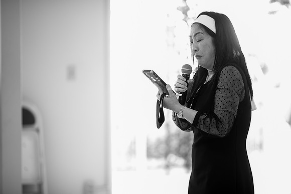 Hien's Mom Funeral-B&W (385)