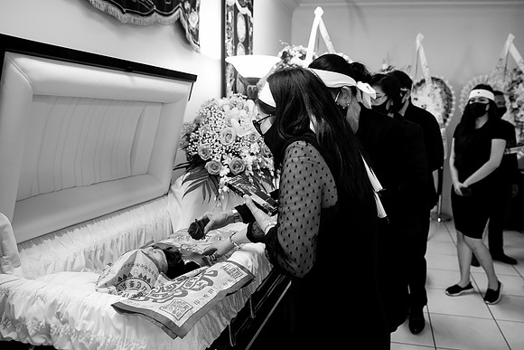 Hien's Mom Funeral-B&W (407)