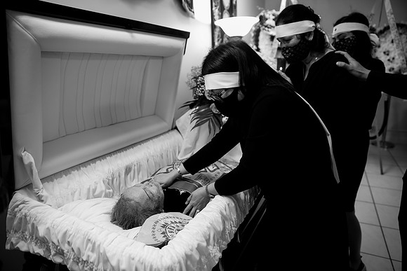 Hien's Mom Funeral-B&W (82)
