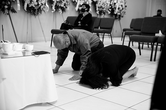 Hien's Mom Funeral-B&W (191)