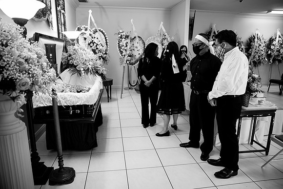Hien's Mom Funeral-B&W (234)
