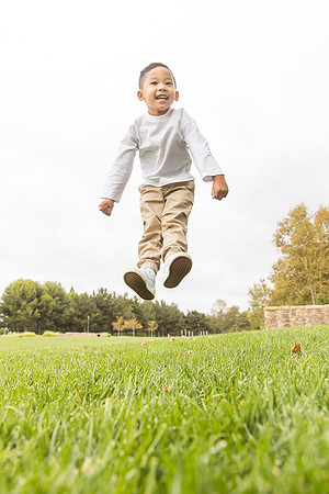 outdoor family photo in irvine by orange county wedding photographer tram bill (242)