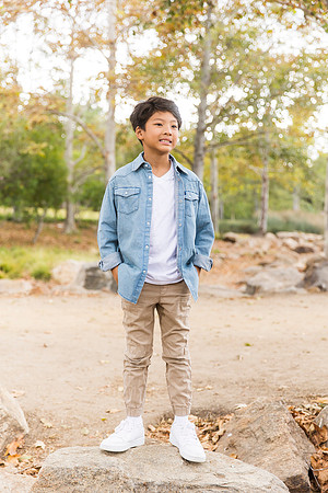 outdoor family photo in irvine by orange county wedding photographer tram bill (99)