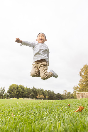 outdoor family photo in irvine by orange county wedding photographer tram bill (243)