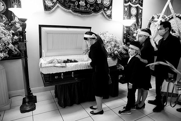 Hien's Mom Funeral-B&W (423)