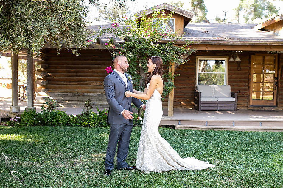 first-look-wedding-photo-at-lake-oak-meadows-by-wedding-photographer-in-temecula,-Photoquest-studio-(11)