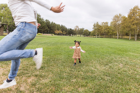 outdoor family photo in irvine by orange county wedding photographer tram bill (231)