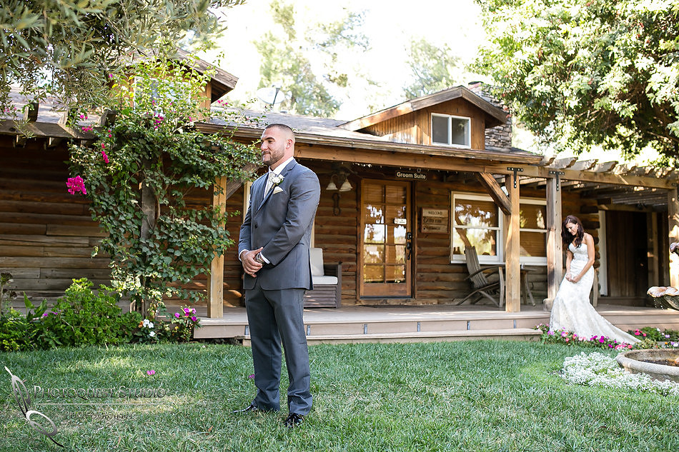 first-look-wedding-photo-at-lake-oak-meadows-by-wedding-photographer-in-temecula,-Photoquest-studio-(3)