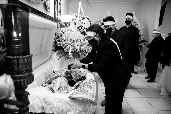 Hien's Mom Funeral-B&W (416)