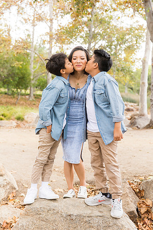 outdoor family photo in irvine by orange county wedding photographer tram bill (87)